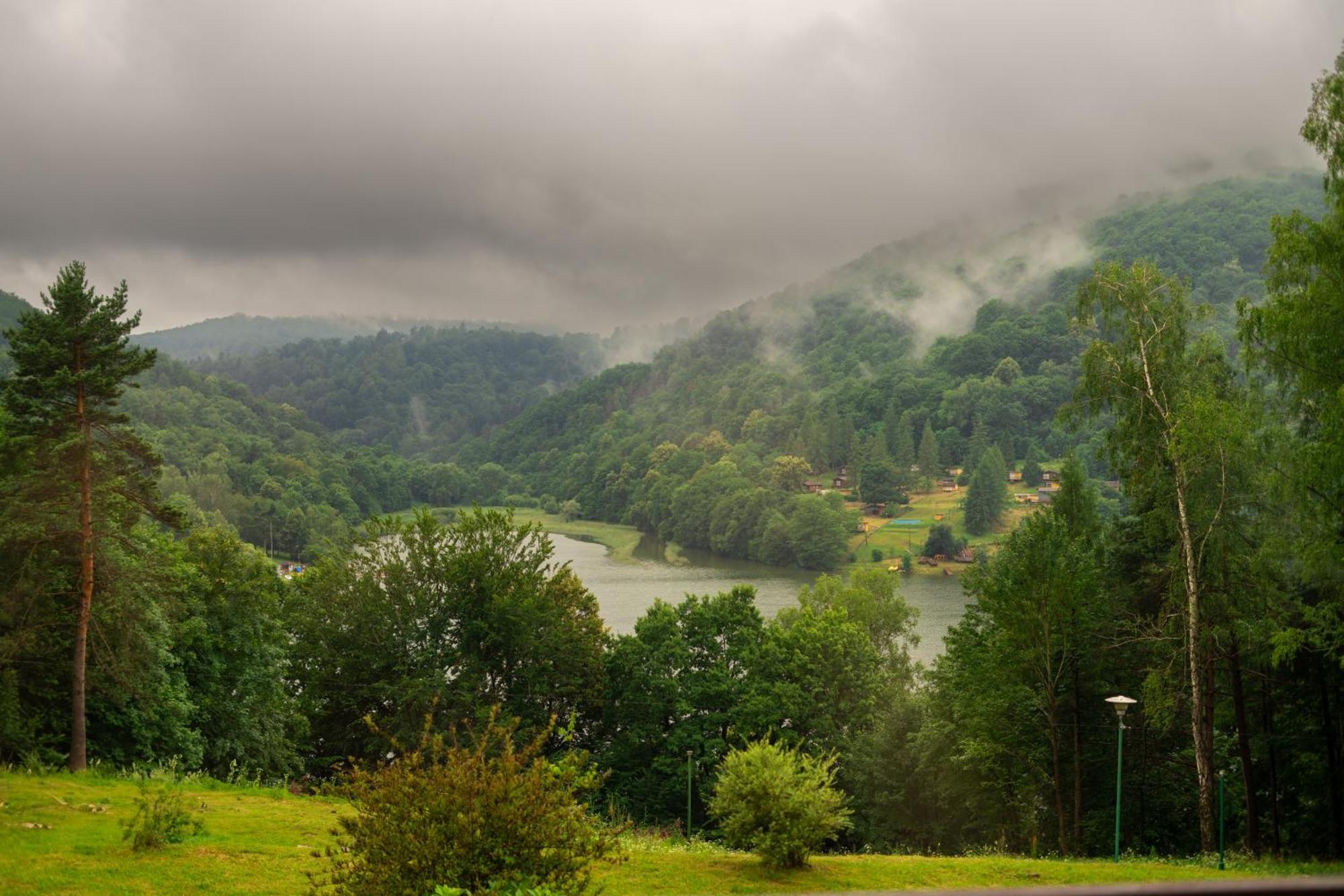 Отель Osrodek Wypoczynkowy " Bieszczady" Мычковце Экстерьер фото