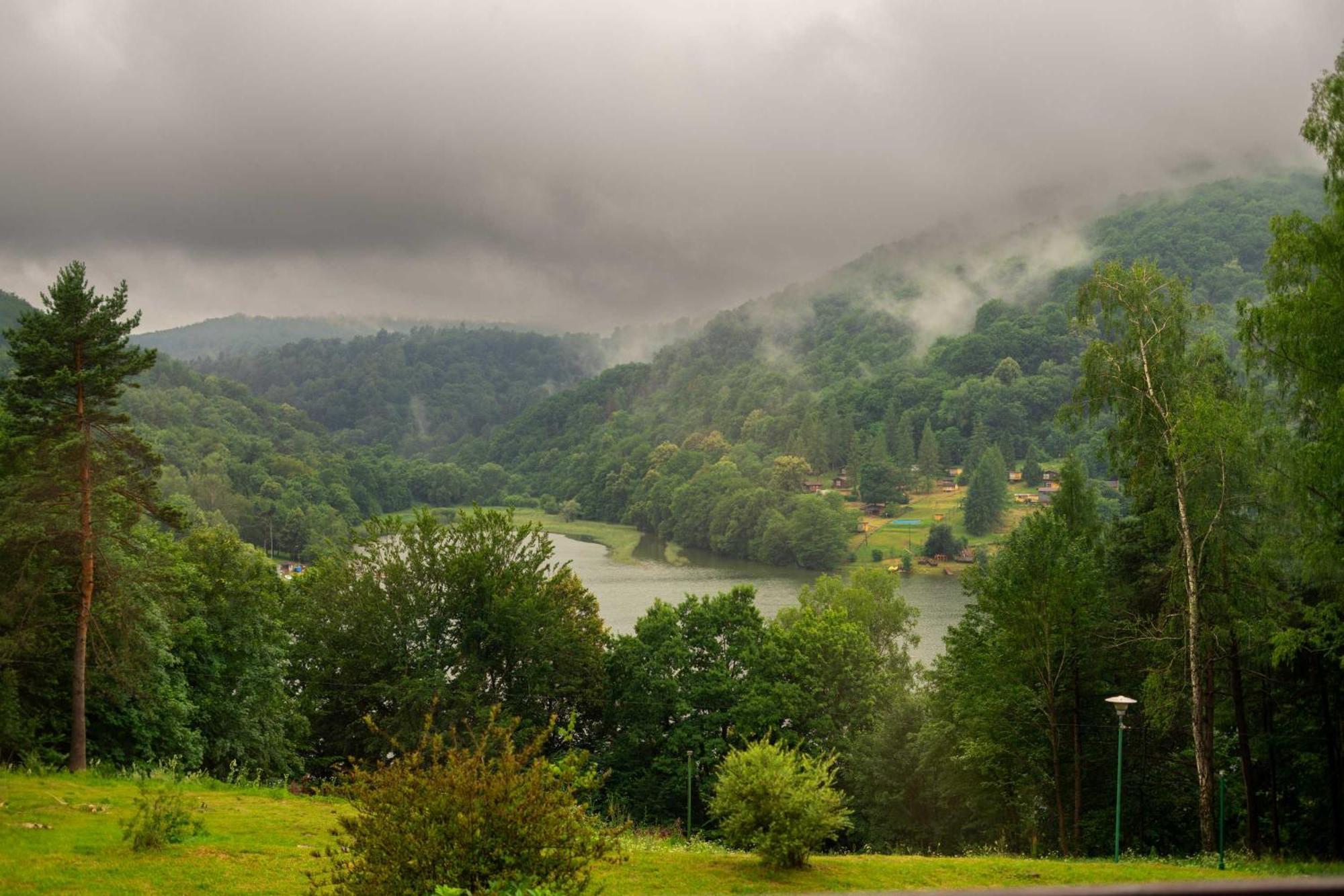 Отель Osrodek Wypoczynkowy " Bieszczady" Мычковце Экстерьер фото